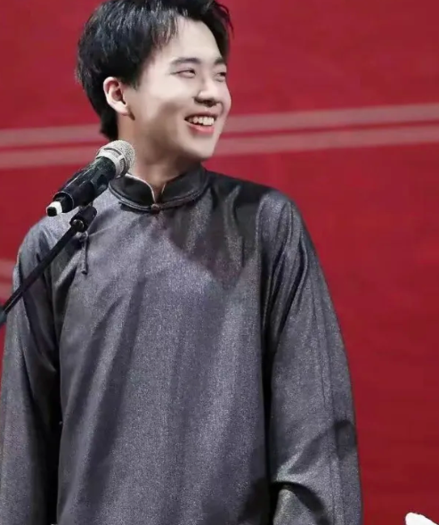 郭麒麟|有网友发帖吐槽: 综艺里的郭麒麟是最不真实的。真正想跟他走近,非常非常不容易