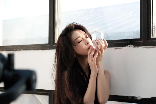 薛凯琪|薛凯琪瑞丽封面大片，魅力四射