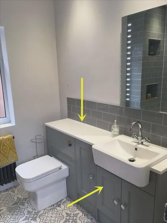 又是一个好设计:打个L型一体式浴室柜,洗漱台连着马桶,占地小