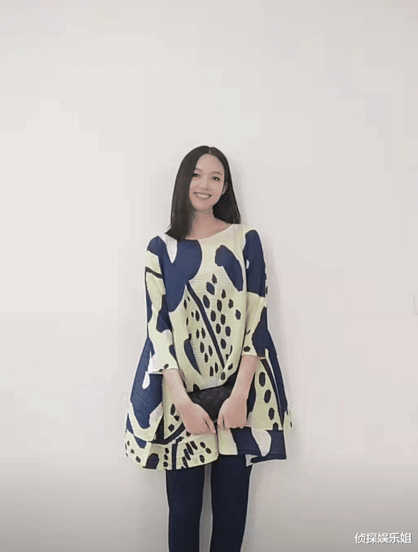 张梓琳|张梓琳花式晒俩女儿，小姐妹“倒挂金钩”出镜，胖妹小长腿好优越