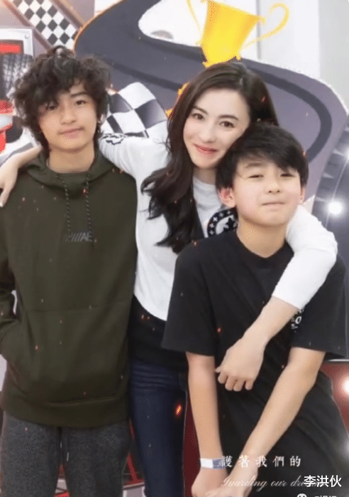 张柏芝|张柏芝和俩儿子逛街引关注，单亲妈妈教子有方，谢霆锋基因太强大