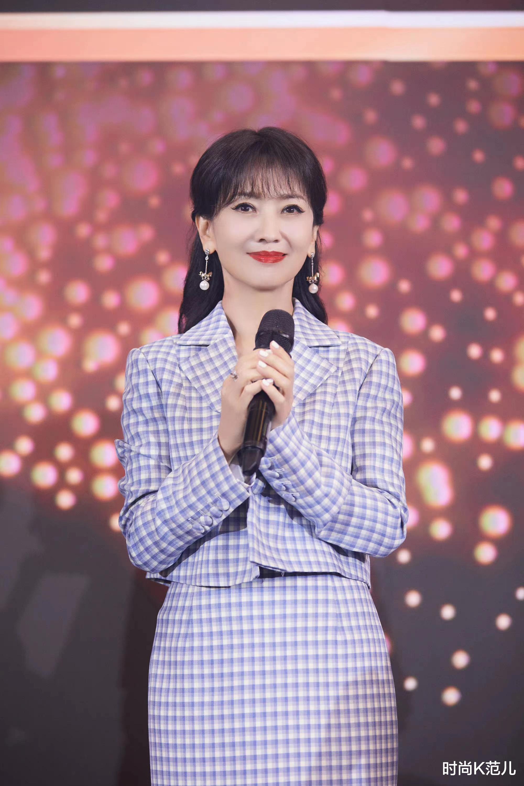 发型 赵雅芝新造型好美,穿格子套装裙精致,剪空气刘海发型减龄!