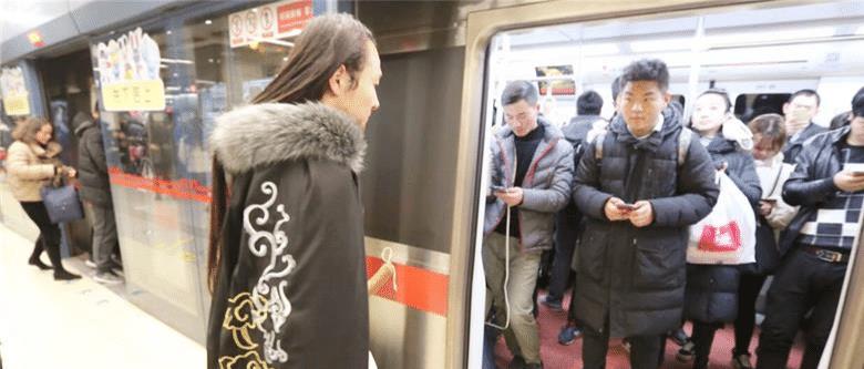 西安一90后男子长发及腰,坚持汉服加身10年,无视他人嘲讽和非议