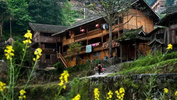 乡村旅游|世界最“时尚”的苗寨，藏于贵州深山上千年，民族服饰最特别