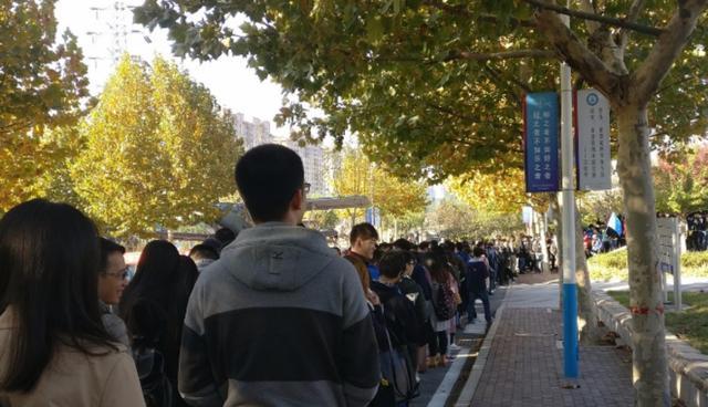 职业教育|985名校生步入社会工作，工资仅4千，刚入职再降30%，人“傻”了