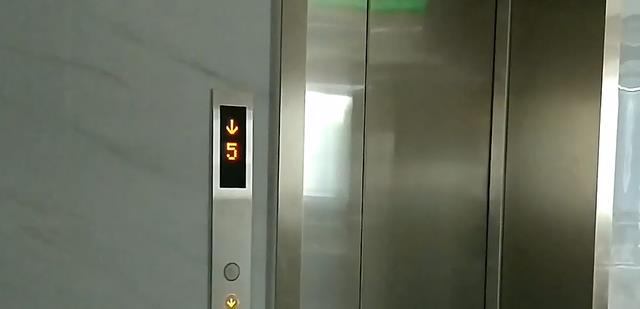 湖南网友监控拍到奇怪现象,不明光球在客厅飘荡,究竟是什么?