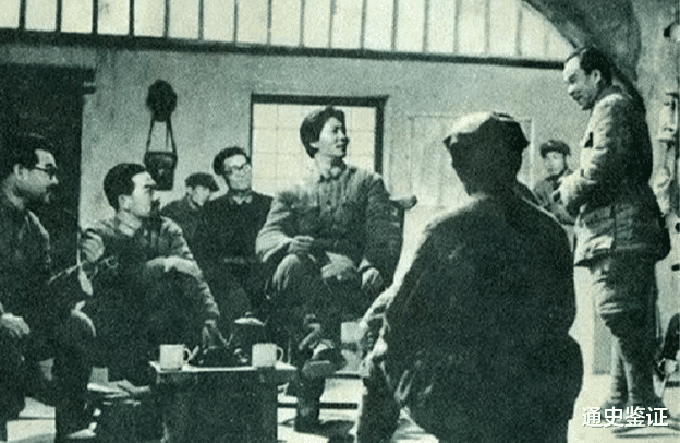 古月|李讷古月珍贵合影,抱着痛哭:“你的手跟我父亲的手感觉一样”