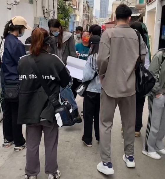 金晨|厦门:金晨拍戏被网友偶遇,肤白貌美大长腿,“就在我家楼下”