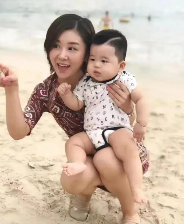 发型 剪短发的李小萌看着成熟了，穿印花裙挺显身材，露背看着好招摇