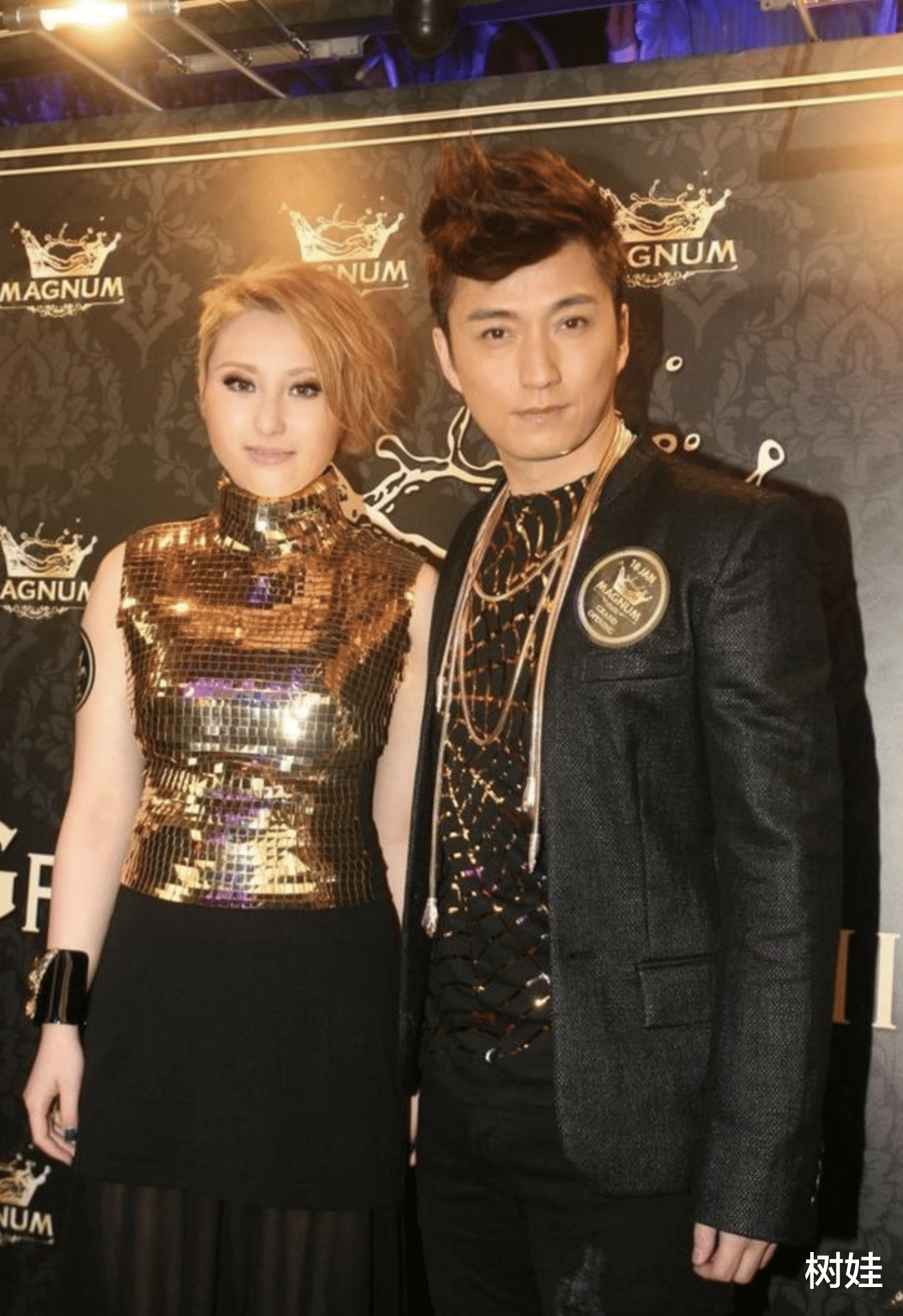 何超云|何超云与未婚夫搭渡海小轮,获男方体贴擦汗,两人打扮素朴很般配