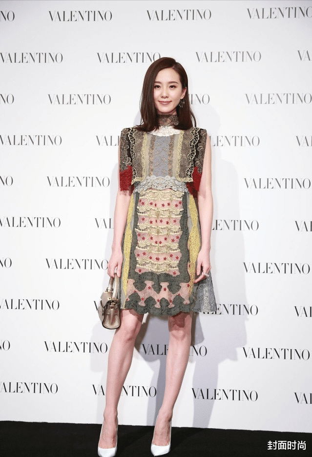 |看不出刘诗诗和“S女王”是同龄人,穿同款裙气质不同,差别明显