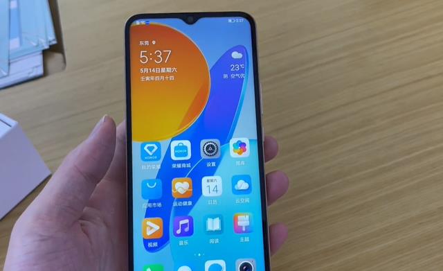 音箱|荣耀悄然上架新机仅售1099！外观神似iPhone13，官方称三年不卡顿