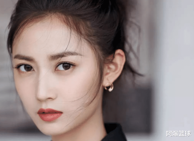 林青霞|林青霞现身某珠宝活动，一身红裙风采不输当年