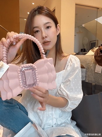 张子萱|张子萱晒购物成果，给宠物狗买名牌衣服，陈赫和6岁女儿出镜捧场