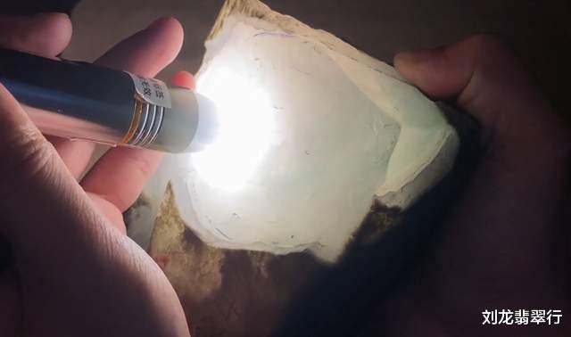 翡翠|玉石记：价值30多万的翡翠原石，一刀切开后还能剩多少？