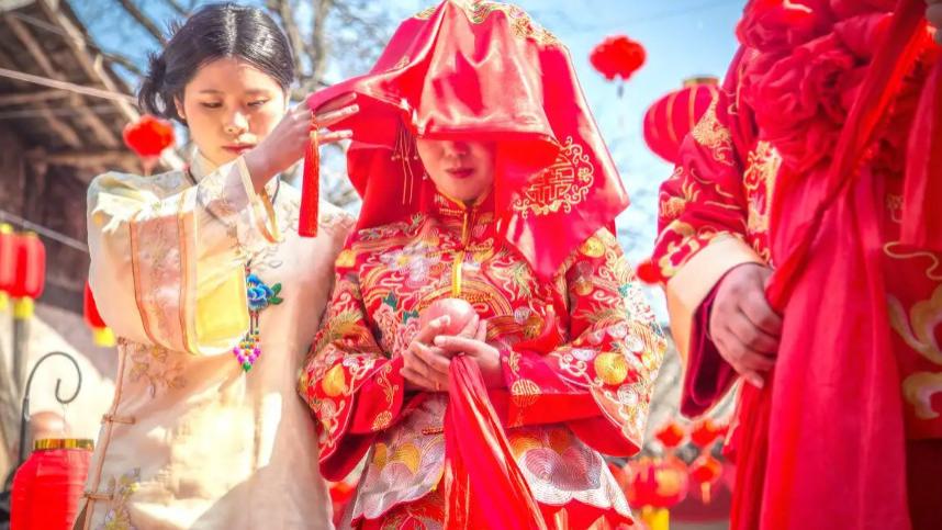 北京女子出嫁，挂“陪嫁30万”横幅惹争议，邻居：彩礼给了50万