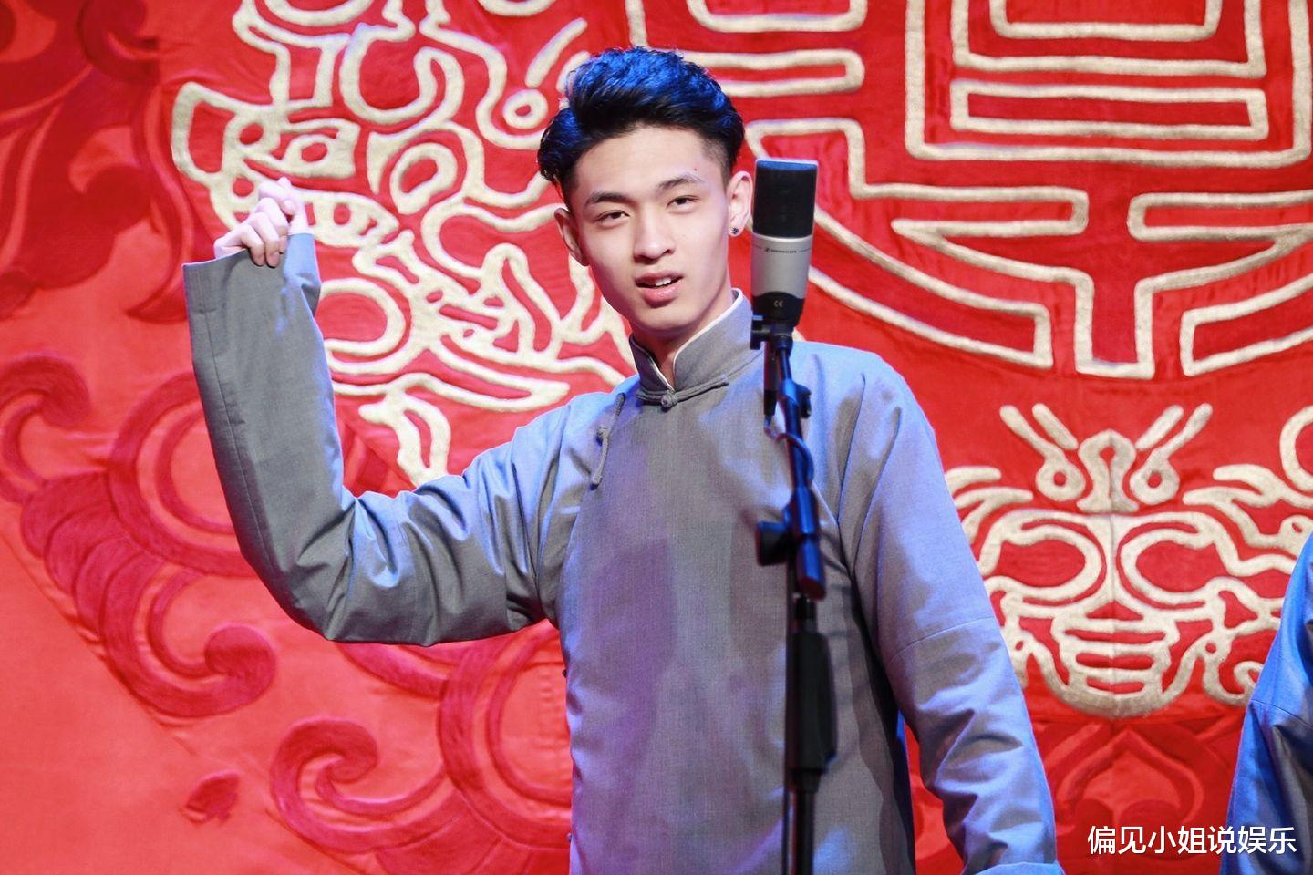 秦霄贤|德云秦霄贤和烧饼聚餐,带烧麦坐法拉利跑车,富二代身份名不虚传