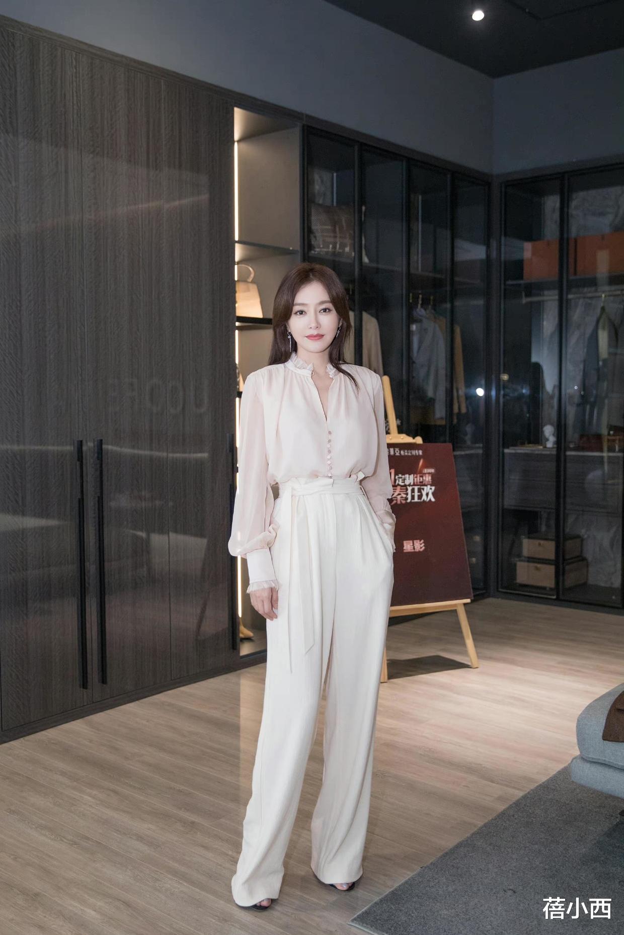 秦岚|被“秦岚”的好气质折服,穿红裙秀魔鬼身材,才知道什么叫女人味