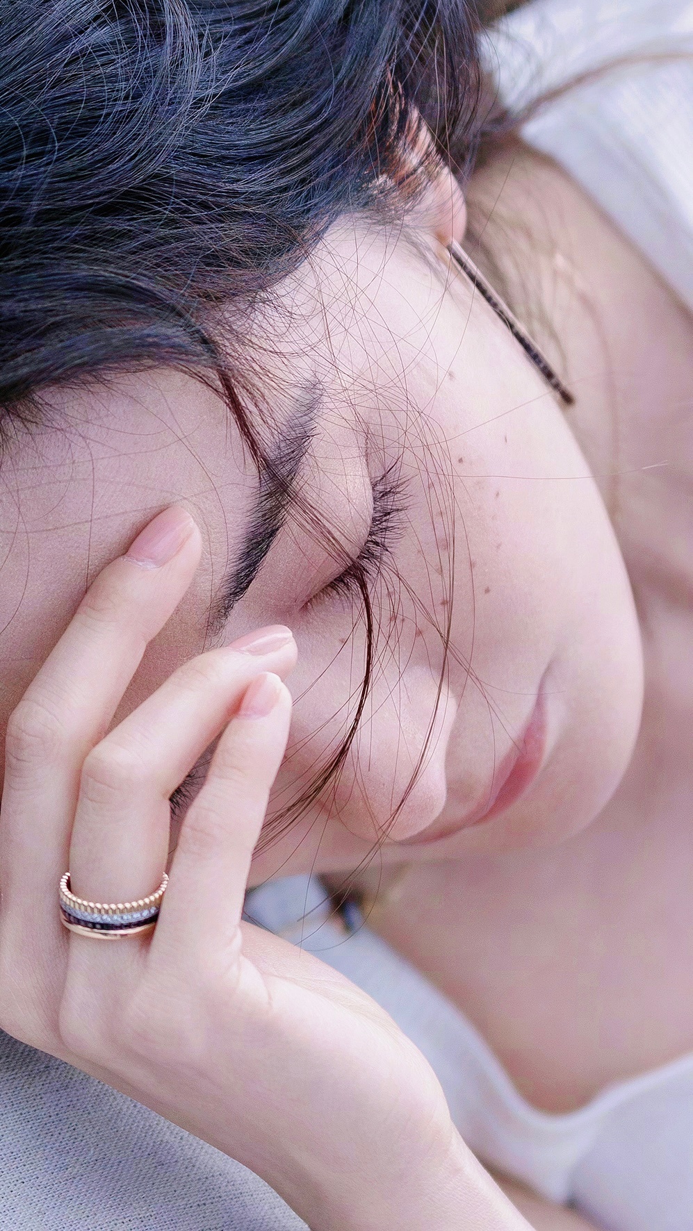 杨幂|杨幂画上了雀斑妆，微湿的头发加上雀斑，很是性感