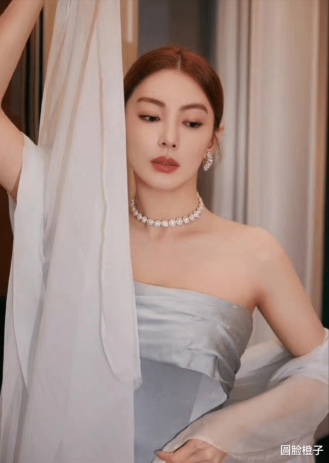 张雨绮|张雨绮又美又霸气,一袭蓝灰色礼服亮相,白纱披肩雍容华贵