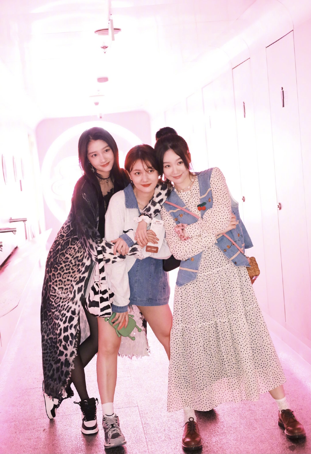 关晓彤|关晓彤豹纹黑丝打卡欧阳娜娜展览,遭到网友吐槽,说实话不丑啊