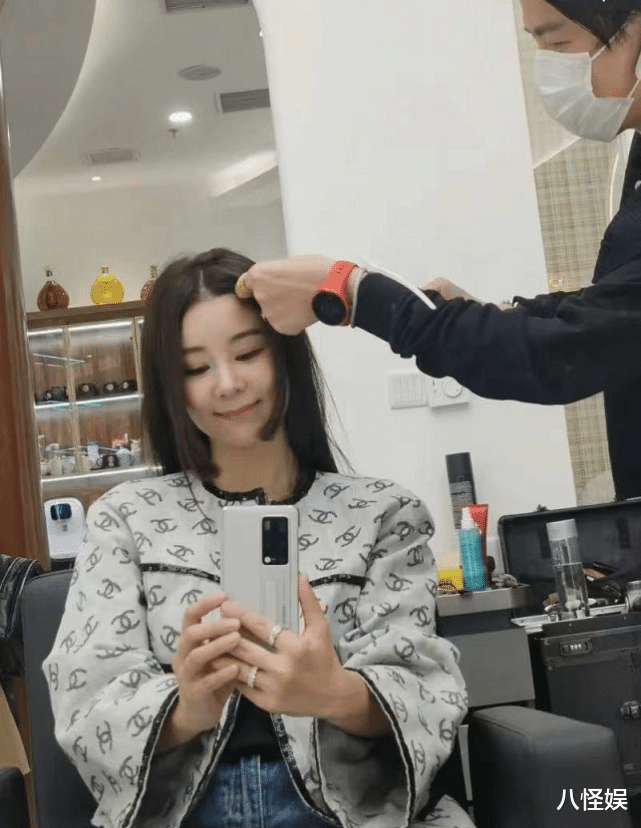 李小萌|李小萌剪发获大儿子暖心陪伴,高兴拍照,一口烤瓷牙被指毁了童颜