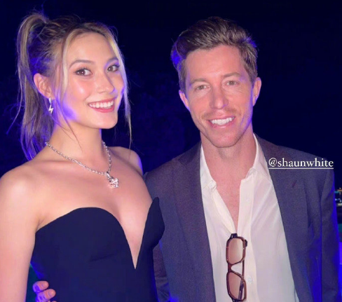 谷爱凌|谷爱凌亮相戛纳红毯，一袭玫红色吊带长裙，冠军秒变绝美蝴蝶仙子