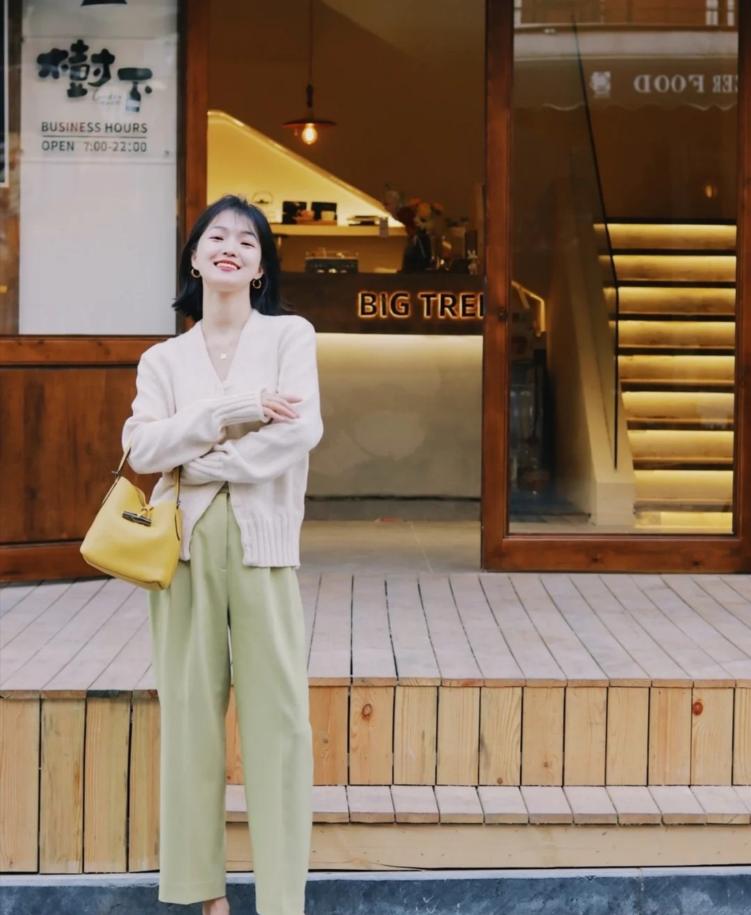 成熟韵味的女性秋天怎么穿？这些时尚的流行单品，实用百搭不过时