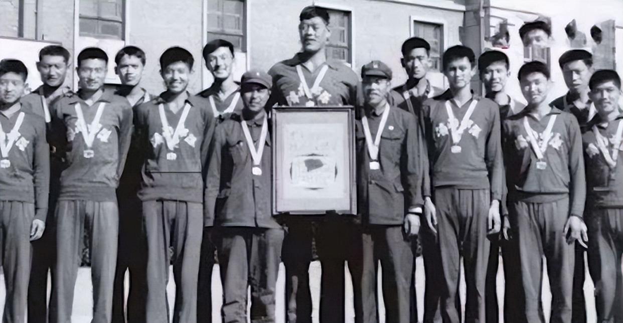 穆铁柱|2008年穆铁柱病逝，儿女都是正常身高，都没有继承父亲的事业