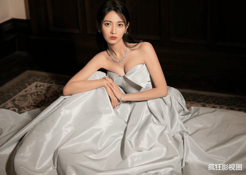 章泽天|“奶茶妹”章泽天近照曝光，生图艳压女明星，尽显女总裁气质