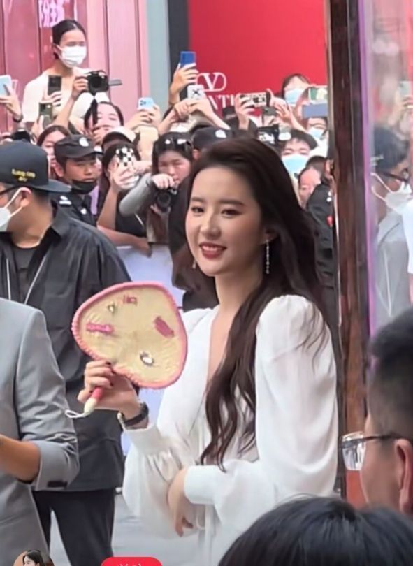 刘亦菲|刘亦菲武汉出席活动，穿白色长裙仙气飘飘，亲自动手扇风接地气