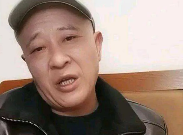 赵四|赵四越来越不着调了，要用儿子替换吴云飞后，又不戴口罩大闹机场