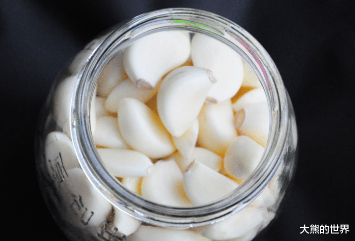 过年储存大蒜,塞进冰箱就错了,教你两个妙招,放3个月都不会坏