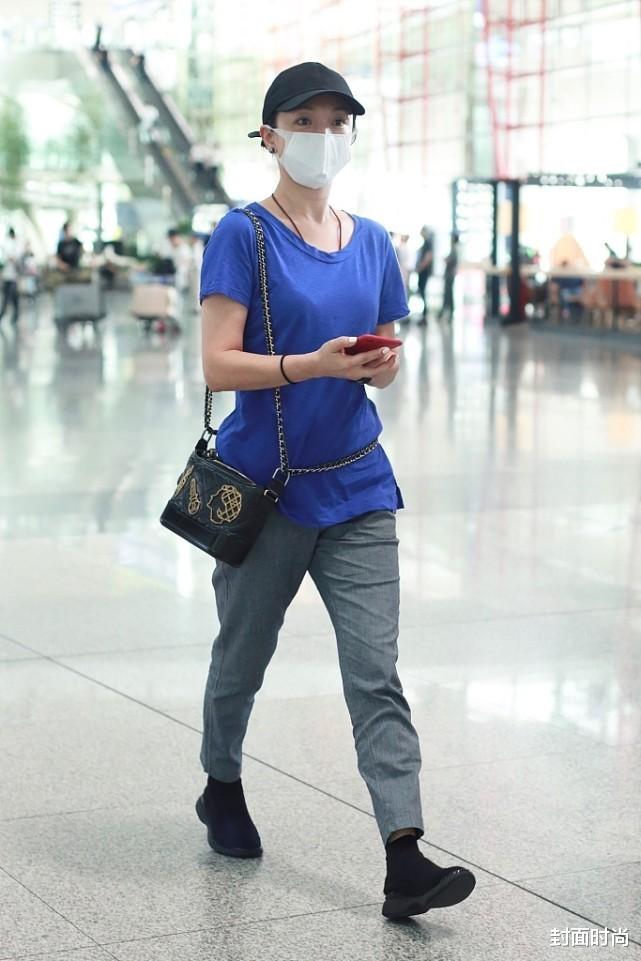 穿衣搭配|周迅把CHANEL背出“地摊货”效果，配T恤显出普通中年女人的气质