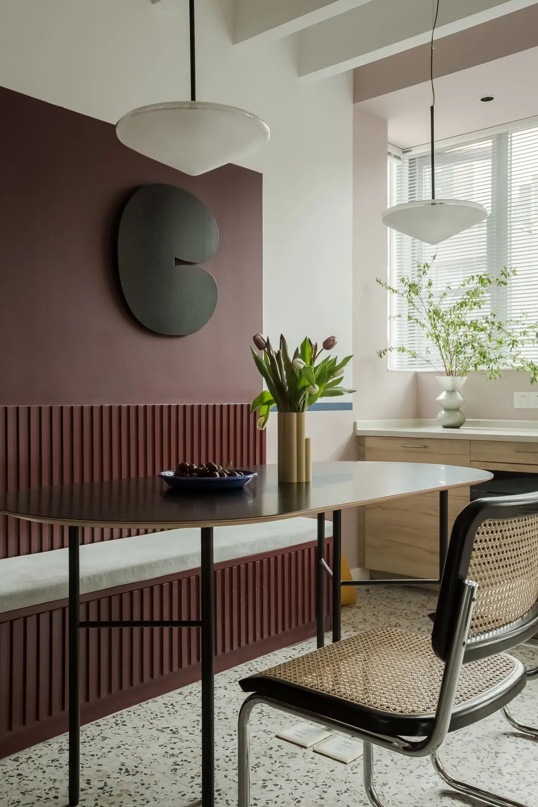 170㎡顶跃复式宅,「勃艮第红+蓝粉」分色,优雅又时髦!