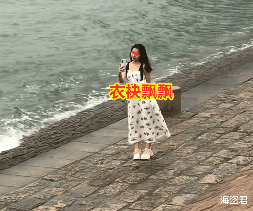 女子海边堤坝自拍,身旁海浪翻滚,网友:那2个男生被卷走的地方