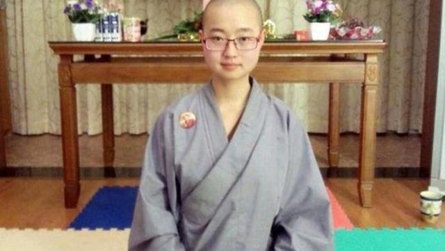 21岁女大学生剃发为尼纪实,长达10年,网友:活成了“人间清醒”