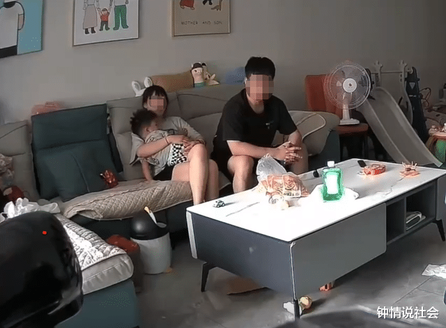 枉为人父!浙江一男子用脚踢飞儿子,不顾家人阻拦冲进厨房拿刀!