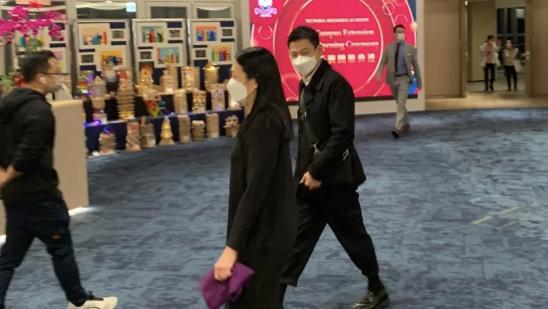 刘德华|61岁刘德华观看女儿学校演出，穿搭时髦状态年轻，和朱丽倩恩爱同行