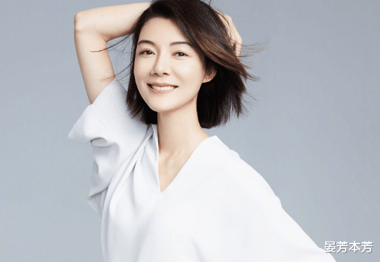 车晓|车晓工作被送大束玫瑰，还有帅哥大方表白，害羞到脸红躲起来