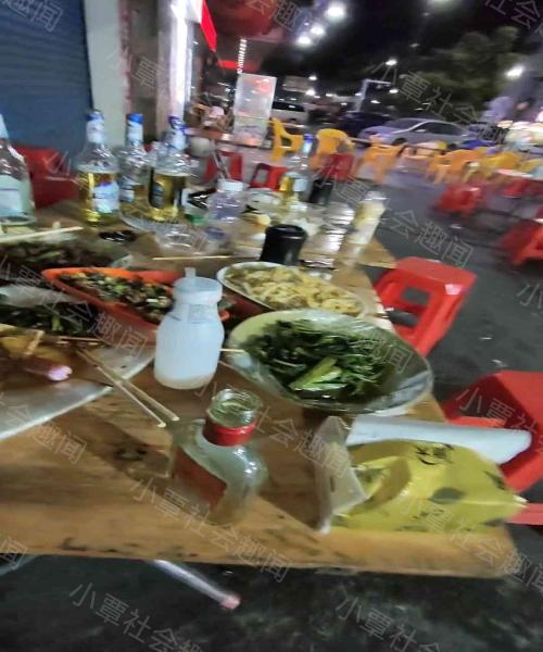 两名女孩把一名男孩灌醉，抓着他的衣领，要求他继续喝酒