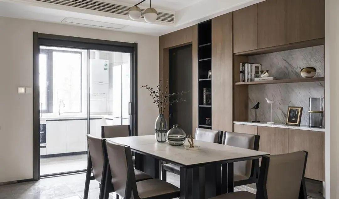 说句实话，餐厅最不能少的东西就是餐边柜，到顶一排，好看又实用