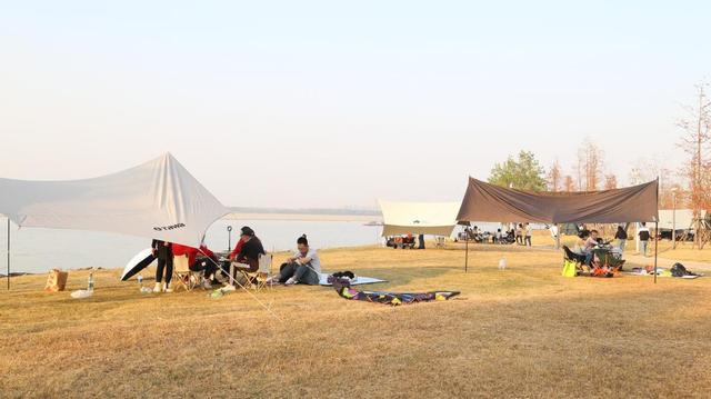 滤镜|长江边安营扎寨的武汉人：市区内体验露营热，江边位置要靠“抢”