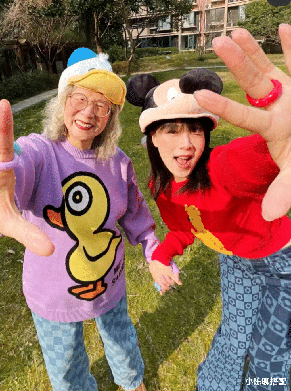 被90岁素人奶奶惊艳到,带头花做美甲穿裙子,我老了也要这么穿!