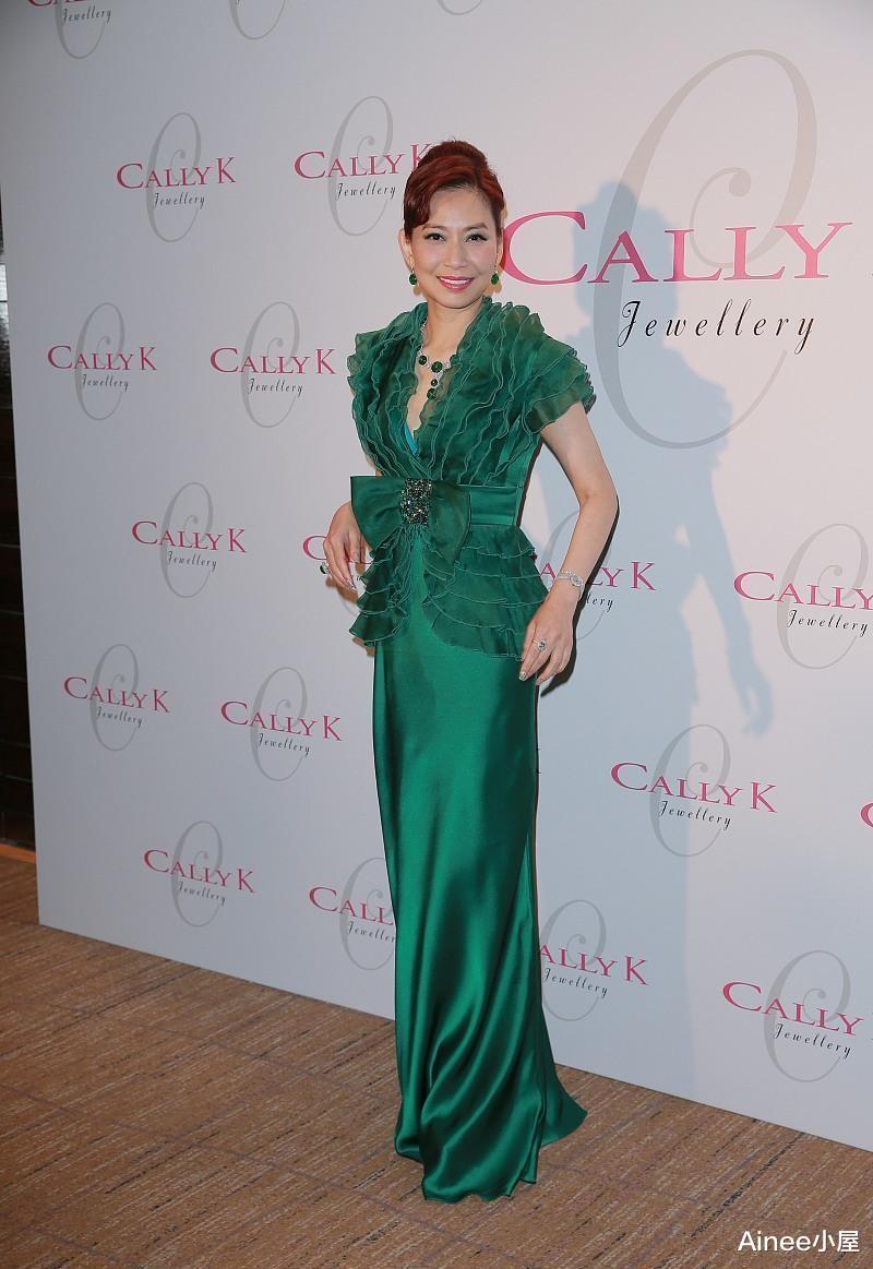 邝美云|邝美云在熊黛林身边也抢眼，穿绿裙贵气大方，有前辈的自信与优雅