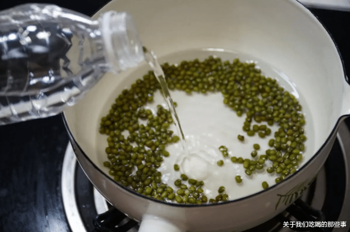 夏天多喝绿豆汤,补水补钾,学会4大技巧,10分钟开花,软烂起沙