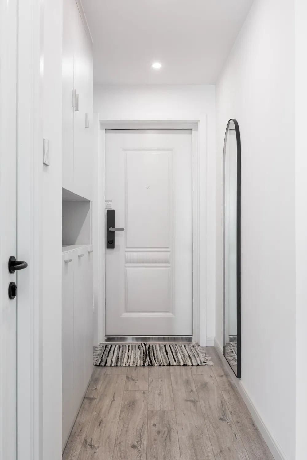 进门后是长玄关，如何设计更加实用而不压抑呢？