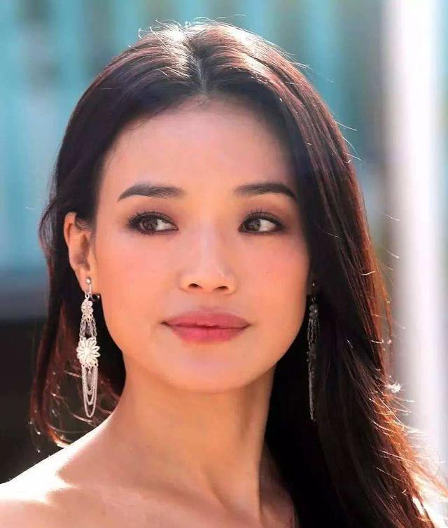 发型 40岁以后，不要老是留长发，烫卷发，这些发型让你的气质更显青春