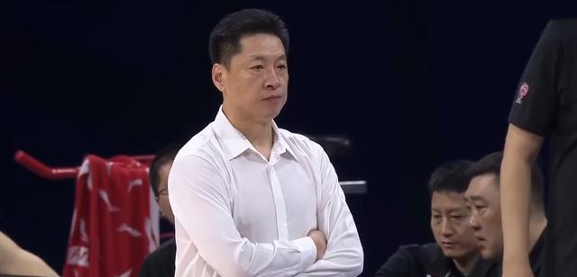 武磊|救对手外援被广告牌砸 CBA别逼球员这样舍己为人