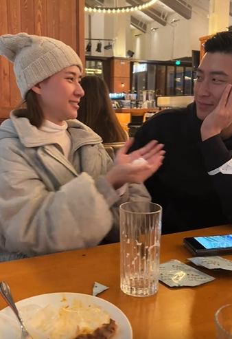 窦骁|何超莲晒约会视频，恶作剧成功似幼稚小学生，窦骁满脸宠溺太纵容